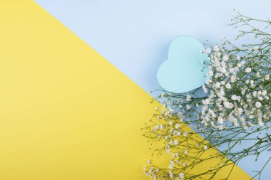 mavi kalp şeklinde hediye kutusu mavi ve sarı arka planda küçük çiçekli, Sevgililer Günü, bayram, evli çiftin yıldönümü, doğum günü geçmişi