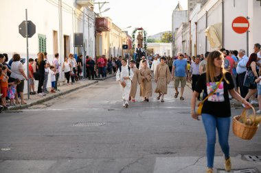AVETRANA, İtalya - 13 Haziran 2019. Dini tören alayı, Padua 'lı Aziz Anthony' nin kutlamaları onuruna sokaklarda yürüyor..