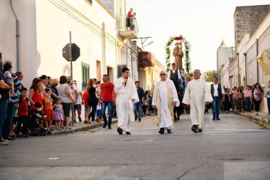 AVETRANA, İtalya - 13 Haziran 2019. Dini tören alayı, Padua 'lı Aziz Anthony' nin kutlamaları onuruna sokaklarda yürüyor..