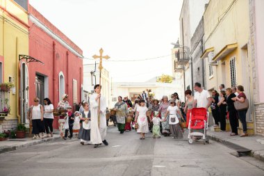 AVETRANA, İtalya - 13 Haziran 2019. Dini tören alayı, Padua 'lı Aziz Anthony' nin kutlamaları onuruna sokaklarda yürüyor..