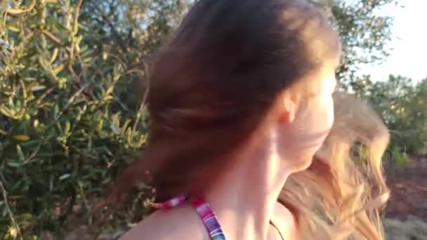 Close Menina Vira Cabeça Mostra Belo Cabelo Loiro Pôr Sol — Vídeo de Stock