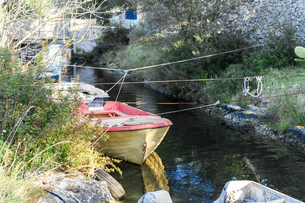 プーリア州 南イタリアの地域プンタProsciuttoの穏やかな水路の水の古い漁船 — ストック写真