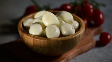 Bir el taze fesleğen yaprağını mozzarella peyniri ile bir kaseye koyar, yavaş çekim, yaşam tarzı, yakın çekim