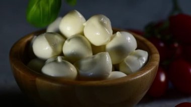 Bir el taze fesleğen yaprağını mozzarella peyniri ile bir kaseye koyar, yavaş çekim, yaşam tarzı, yakın çekim, yavaş çekim