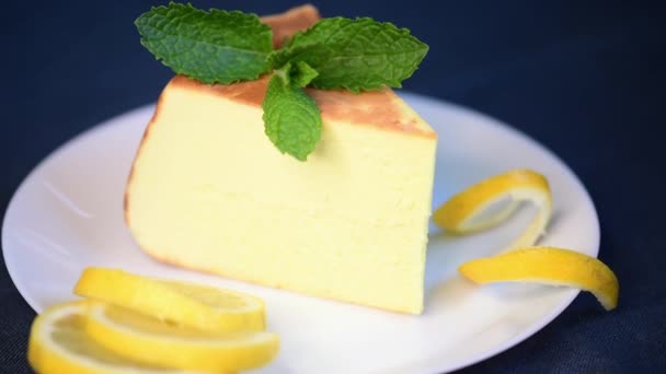 Deliziosa Torta Limone Con Limone Piatto Sfondo Blu Ingrandisci Ricotta — Video Stock