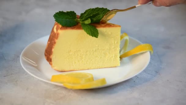 Deliziosa Torta Limone Con Limone Piatto Tavolo Grigio Ingrandisci Ricotta — Video Stock