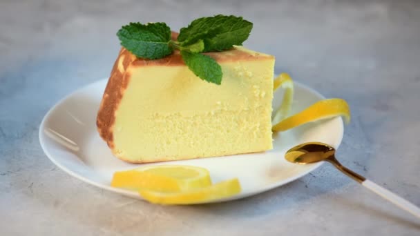 Deliziosa Torta Limone Con Limone Piatto Tavolo Grigio Ingrandisci Ricotta — Video Stock