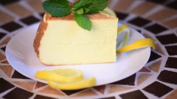 Deliziosa Torta Formaggio Limone Con Limone Piatto Tavolo Ingrandisci Ricotta — Video Stock