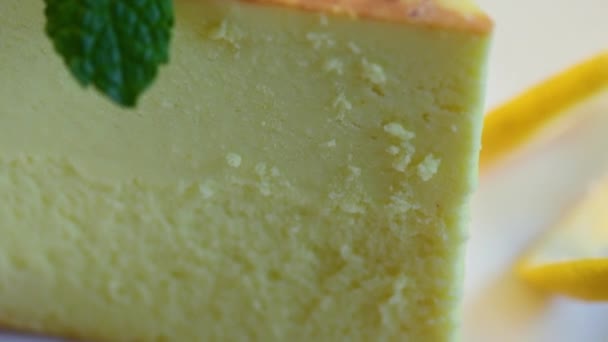 Masadaki Tabakta Limonlu Leziz Peynirli Kek Eğik Hareket Talyan Tatlı — Stok video