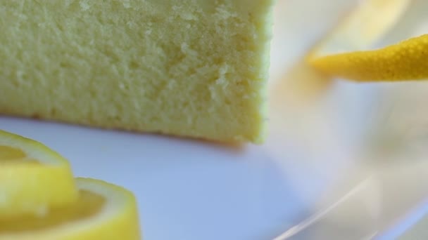 Köstlicher Zitronenkäsekuchen Mit Zitrone Auf Einem Teller Auf Einem Tisch — Stockvideo