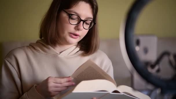 Mädchen Buch Bloggerin Mit Brille Aufzeichnung Vlog Auf Digitale Smartphone — Stockvideo