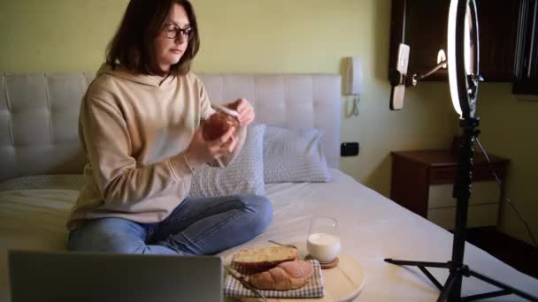 Food Bloggerin Zeigt Eine Marmelade Und Nimmt Vlog Auf Digitaler — Stockvideo