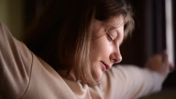 Gyönyörű Felébred Egészséges Alvás Után Nyújtózkodó Ébredés Vidám Lány Érzés — Stock videók