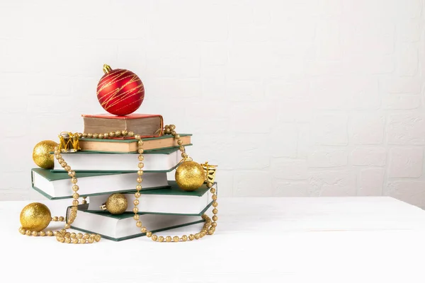 Arbre Noël Composé Livres Avec Boules Noël Décoration Sur Table — Photo