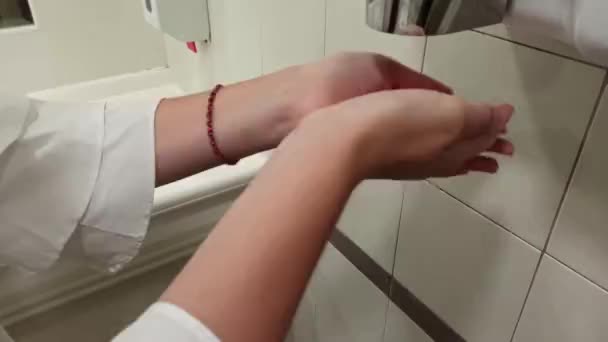 Γυναικείο Χέρι Που Χρησιμοποιεί Στεγνωτήρα Χεριών Δημόσια Τουαλέτα Μετά Πλύσιμο — Αρχείο Βίντεο