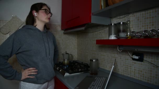 Una Ragazza Prepara Caffè Espresso Con Moka Italiana Cucina Routine — Video Stock