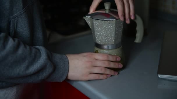 Uma Menina Preparar Café Expresso Com Panela Moka Italiano Cozinha — Vídeo de Stock