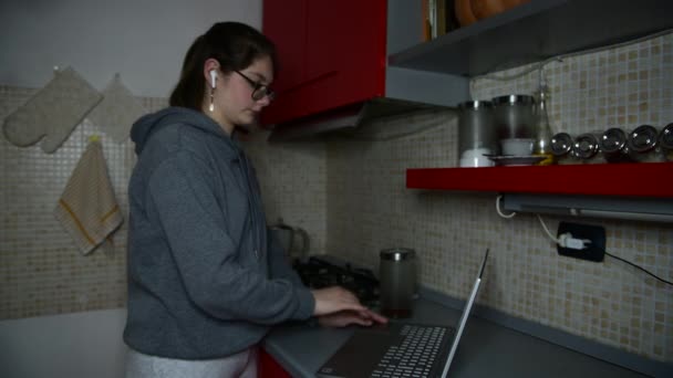 Egy Lány Kávét Eszpresszó Olasz Moka Konyhában Reggeli Kávé Rutin — Stock videók