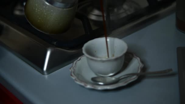 Una Chica Prepara Café Espresso Con Moka Italiano Cocina Rutina — Vídeos de Stock