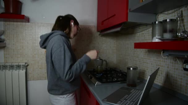Una Chica Prepara Café Espresso Con Moka Italiano Cocina Rutina — Vídeos de Stock