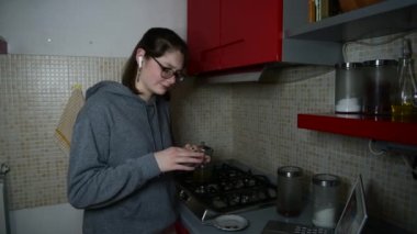 Bir kız mutfakta İtalyan moka ile kahve espresso hazırlar, iyilik için sabah kahvesi rutini uyanıp, 14. adım, elinde bir fincan kahveyle dans eden, kahve içen, hayatı birleştiren bir kız.