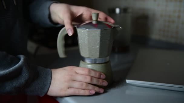 Una Ragazza Prepara Caffè Espresso Con Moka Italiana Cucina Routine — Video Stock