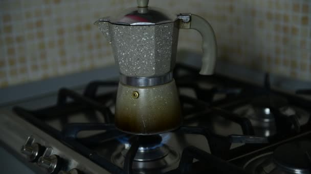 Una Ragazza Prepara Caffè Espresso Con Moka Italiana Cucina Routine — Video Stock