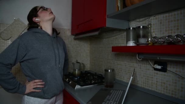 Uma Menina Preparar Café Expresso Com Moka Italiano Cozinha Rotina — Vídeo de Stock