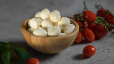 Tahta bir kasede taze apulian mozzarella peynirini yakın plan ve seçici odak, Puglia, İtalya 'da yapılan yemek.