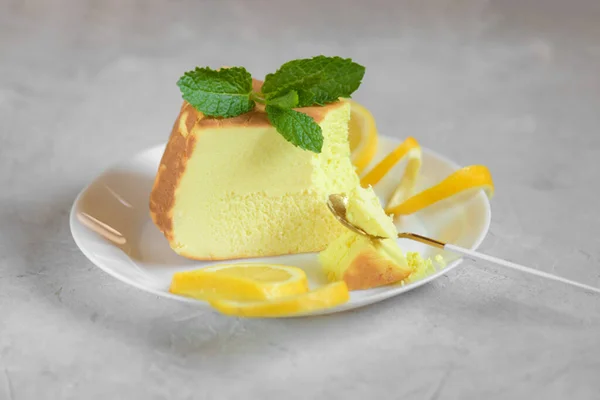 Gri masadaki tabakta limonlu leziz peynirli kek, yakınlaştır. Puglia 'da yapılan İtalyan limonlu ricotta peyniri, yakın plan ve seçici odaklanma