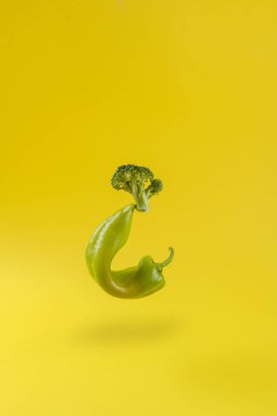 Taze yeşil sebzeler sarı arka planda uçan yiyecek dengesi, biber ve brokoli vejetaryen ve vejetaryen diyeti yaratıcı gıda konsepti, fotokopi alanı, sağlıklı alkakin diyeti