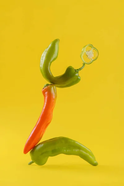 Verdure Verdi Fresche Peperoni Equilibrio Alimentare Sfondo Giallo Pepe Verde — Foto Stock
