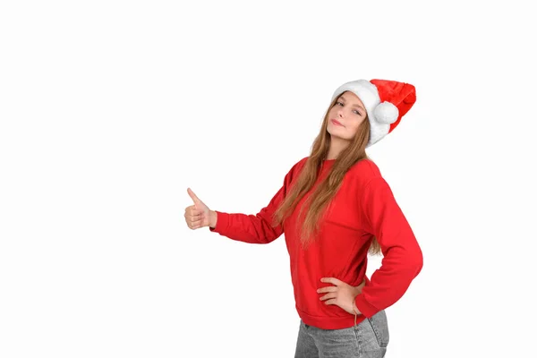 穿着宽松的红色毛衣 头戴一顶散落在白色背景上的大拇指帽的漂亮而快乐的 积极的 乐观的女人 圣诞情怀 圣诞大旗 — 图库照片