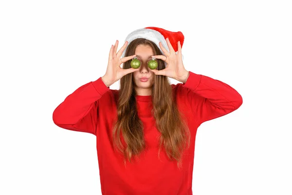赤いセーターと白い背景に隔離された彼女の目の上にボールとサンタの帽子でクレイジークールな陽気な肯定的な楽観的なかなりの女性の肖像画 クリスマスの感情 販売バナー — ストック写真
