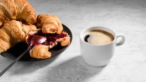 Croissant Francês Fresco Com Geléia Cereja Placa Cinza Tampa Café — Fotografia de Stock