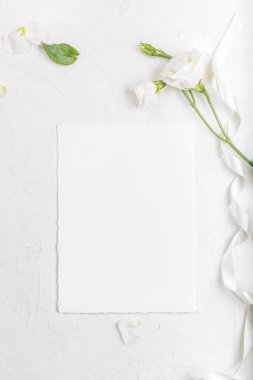 Çiçek açan beyaz östoma lisianthus çiçekleriyle boş kart modeli