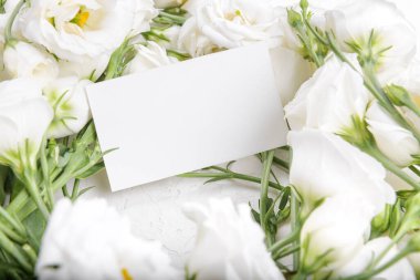 Çiçek açan beyaz östoma lisianthus çiçekleriyle boş kart modeli