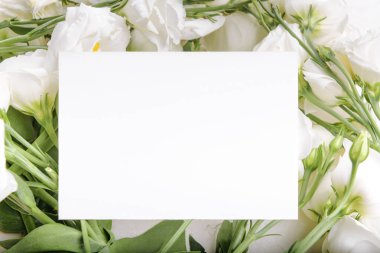 Çiçek açan beyaz östoma lisianthus çiçekleriyle boş kart modeli