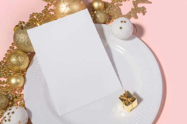 Natal vertical 5x7 card mockup rasgado bordas com configuração de mesa festiva — Fotografia de Stock