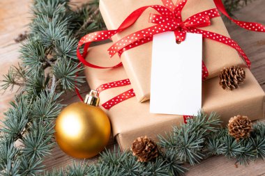 Noel dikdörtgeni hediye etiketi modeli mevcut kutu, ürün etiketi modeli, doğal köknar ağacı dalı, koni ve Noel süslemesi, Noel indirimi konsepti. Boş kağıt dikdörtgen isim etiketi