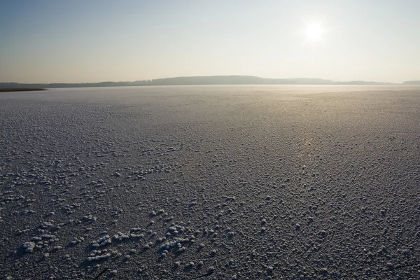 Aurinko järven yllä — kuvapankkivalokuva