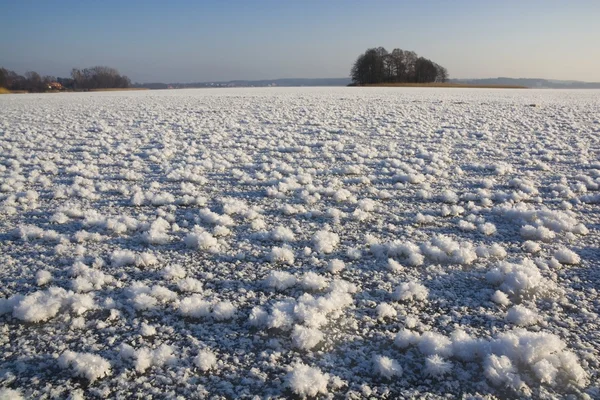 Jäädytetty järven pinta — kuvapankkivalokuva