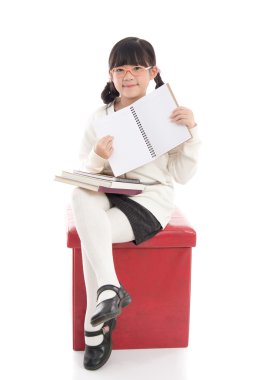 Boş defter tutan güzel Asya öğrenci