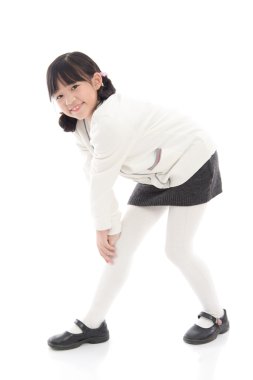 Güzel Asyalı kız beyaz arka plan üzerinde ayakta 