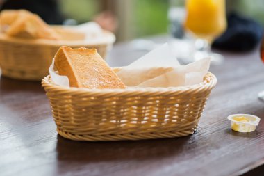 Beyaz ekmek sepeti tost.