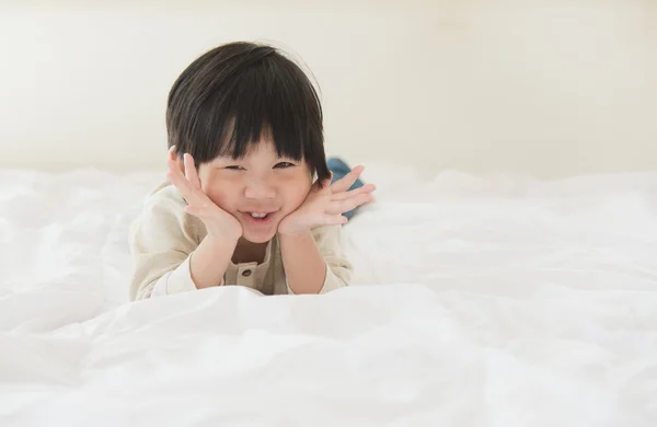 Asiático niño acostado en blanco cama —  Fotos de Stock