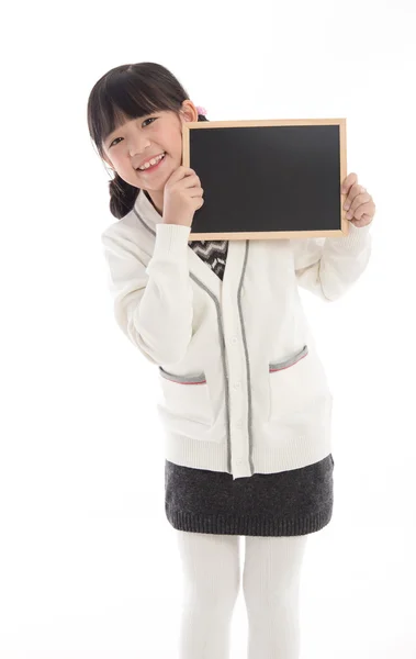 Asiatisk tjej håller blackboard på vit bakgrund isolerade — Stockfoto