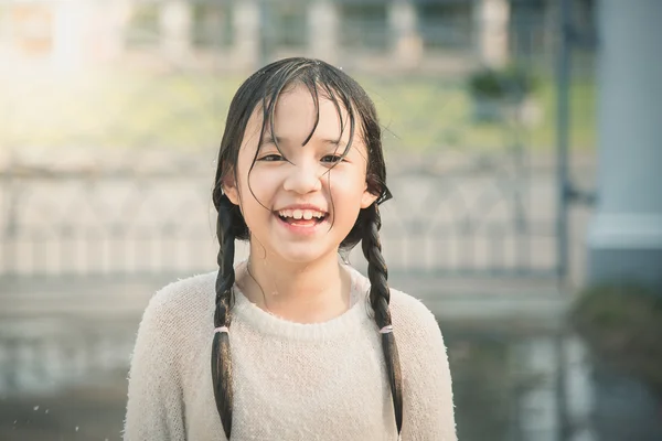 Menina asiática é feliz com a chuva — Fotografia de Stock