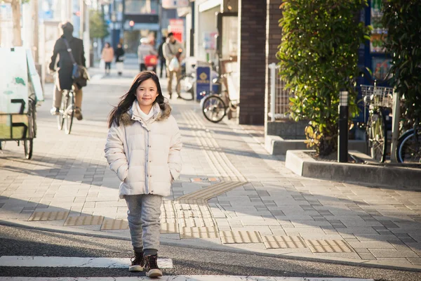 Linda menina asiática acordando na rua . — Fotografia de Stock