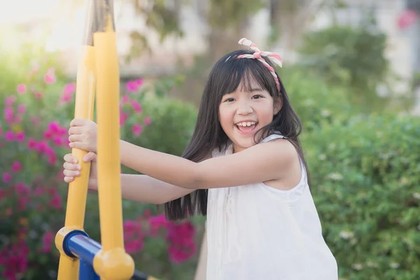 행복 한 어린 소녀는 파에서 재미 — 스톡 사진